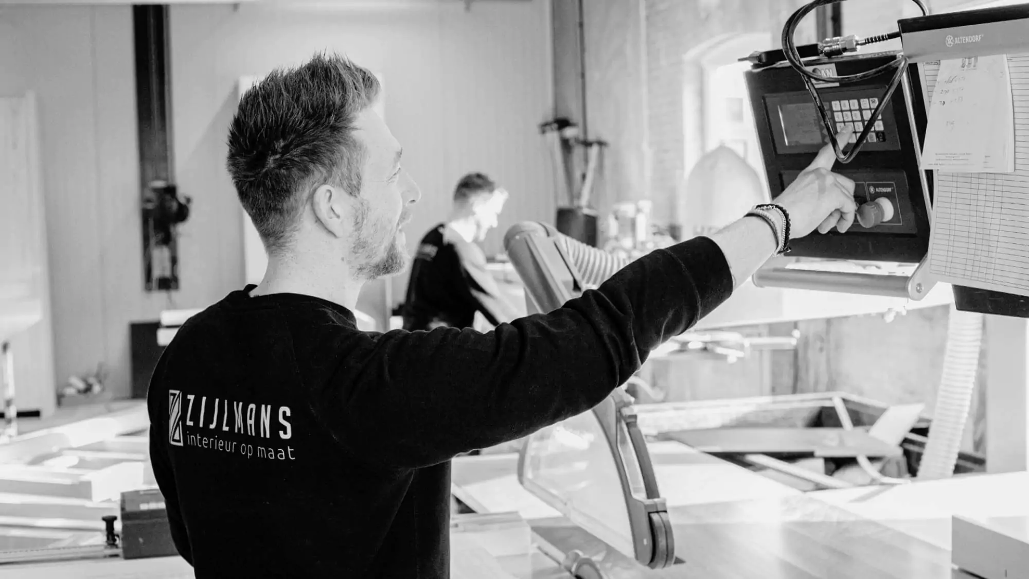 Jasper Zijlmans aan het werk in de werkplaats